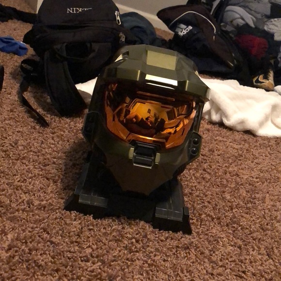Halo MastercheifGame Holder Helmet - Picture 2 of 3